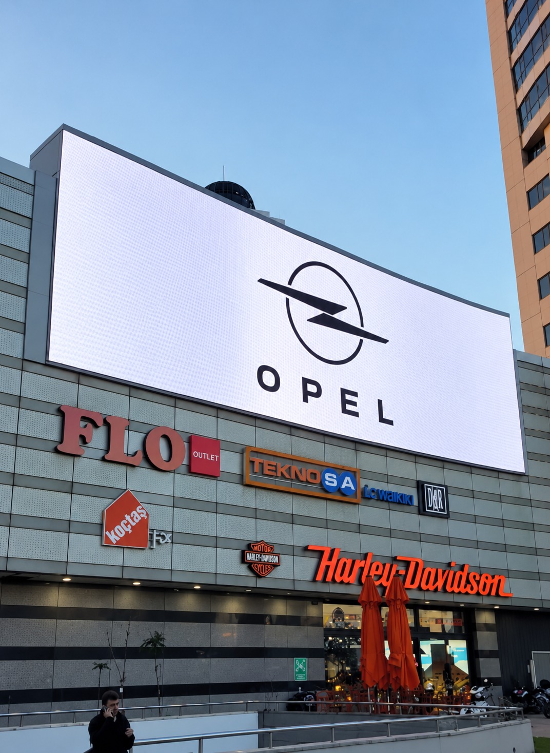 P5 Outdoor LED Ekran – AVM Giriş Projesi